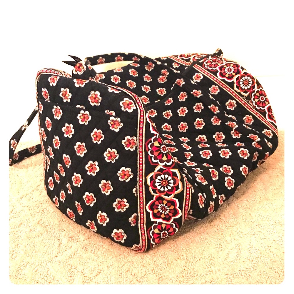 Vera Bradley medium duffle excellent condition